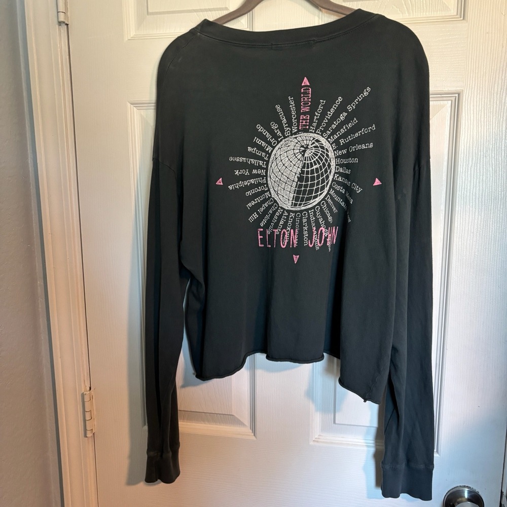 * Daydreamer Elton John Y2K World Tour 1989-1990 Graphic Cropped Tee Size Medium - Picture 3 of 11